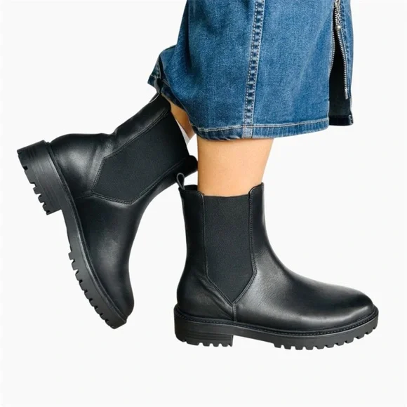 BANANA REPUBLIC | Lugg Sole Leather Chelsea Boots in Black | Sz 8.5 - Picture 2 of 14